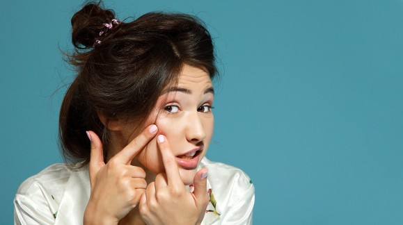 چطور جوش های صورت را خالی کنیم که به پوست خود آسیب نزنیم؟